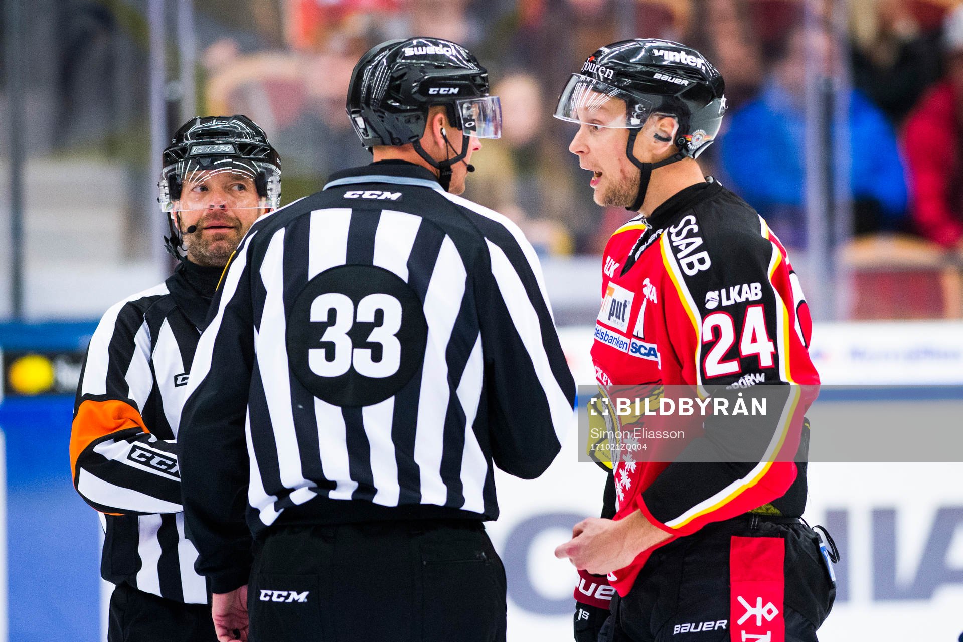 Luleås Johan Harju diskuterar med domarna