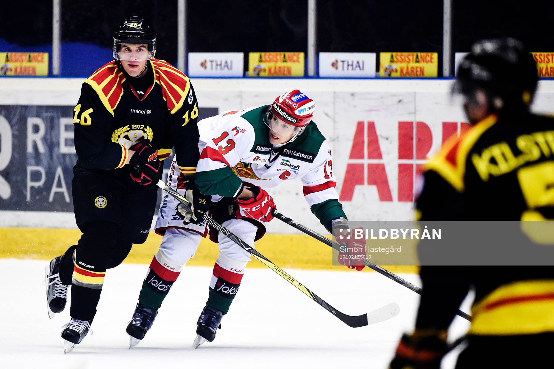 Brynäs Daniel Paille och Moras Emil Bejmo i kamp om pucken