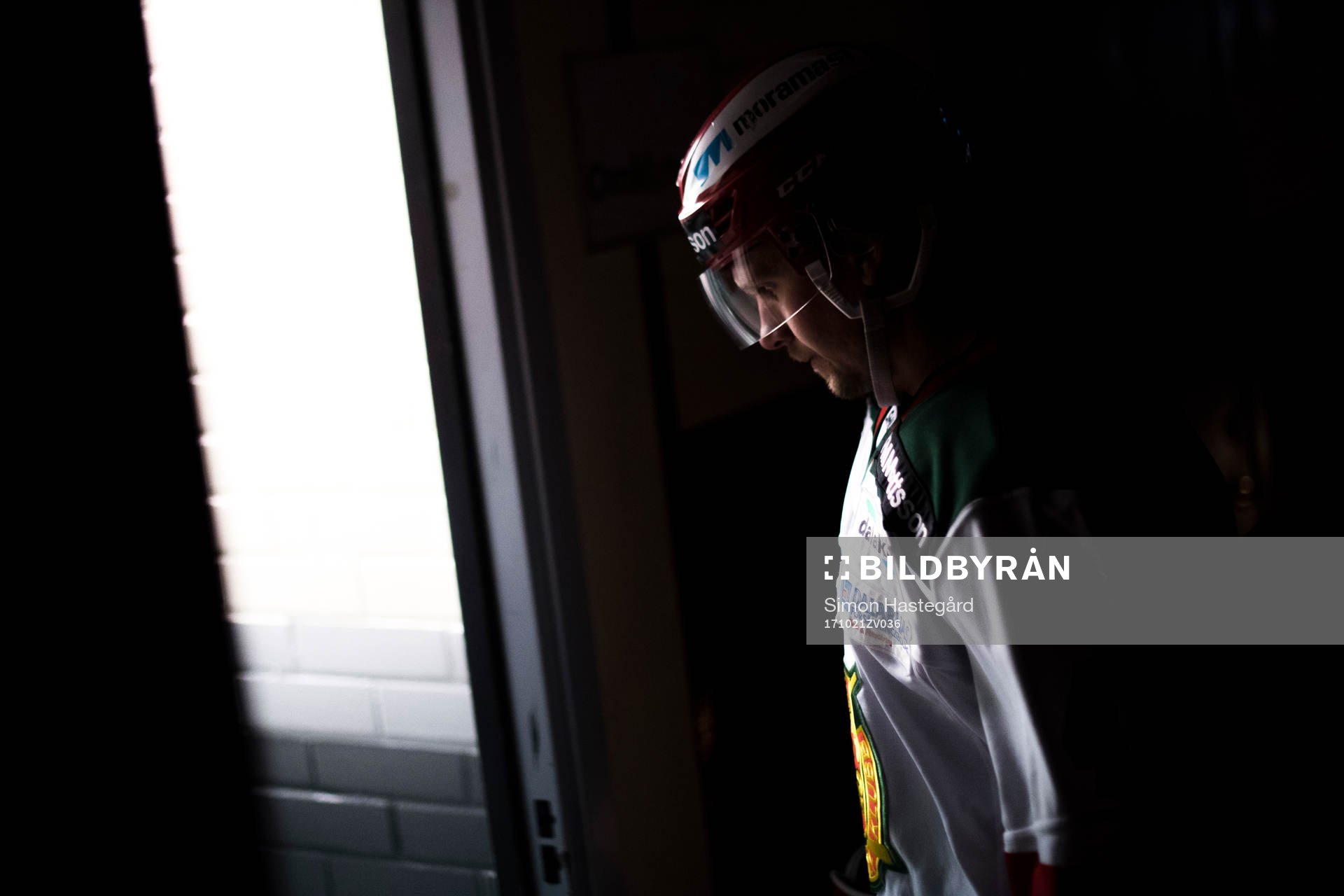 Moras Viktor Amnér före ishockeymatchen i SHL mellan