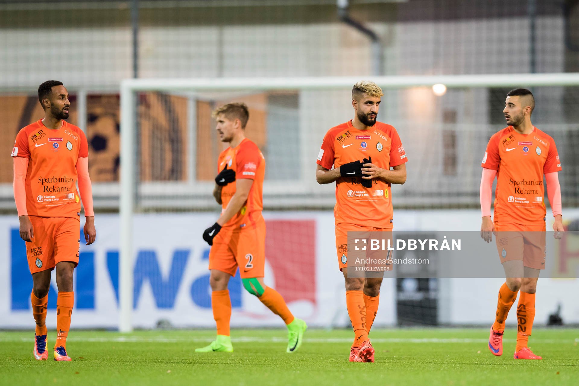 AFC Eskilstunas spelare med Omar Eddahri (m) deppar