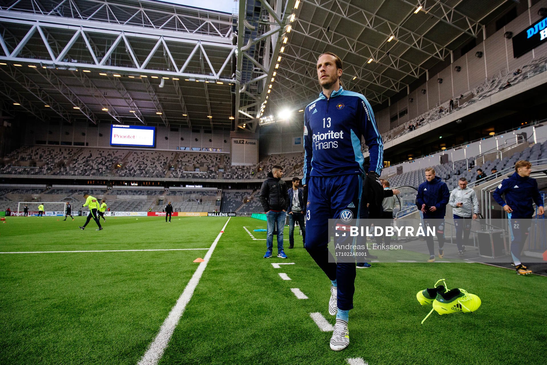 Djurgårdens Jonas Olsson går in på plan