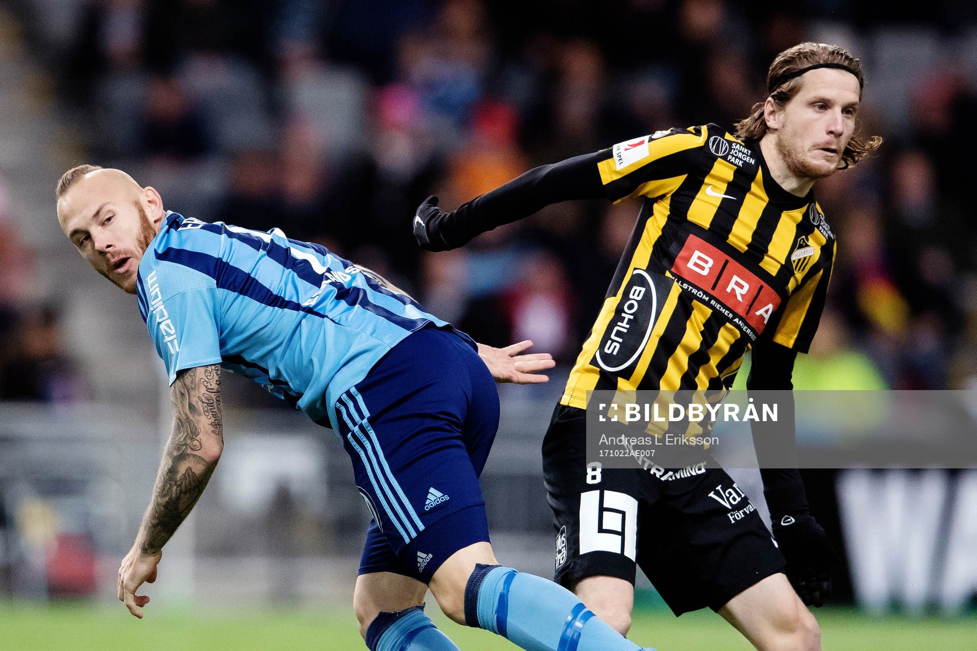 Djurgårdens Magnus Eriksson och Häckens Erik Friberg under fotbollsmatchen i Allsvenskan mellan Djurgården och Häcken den 22 oktober 2017 i Stockholm.