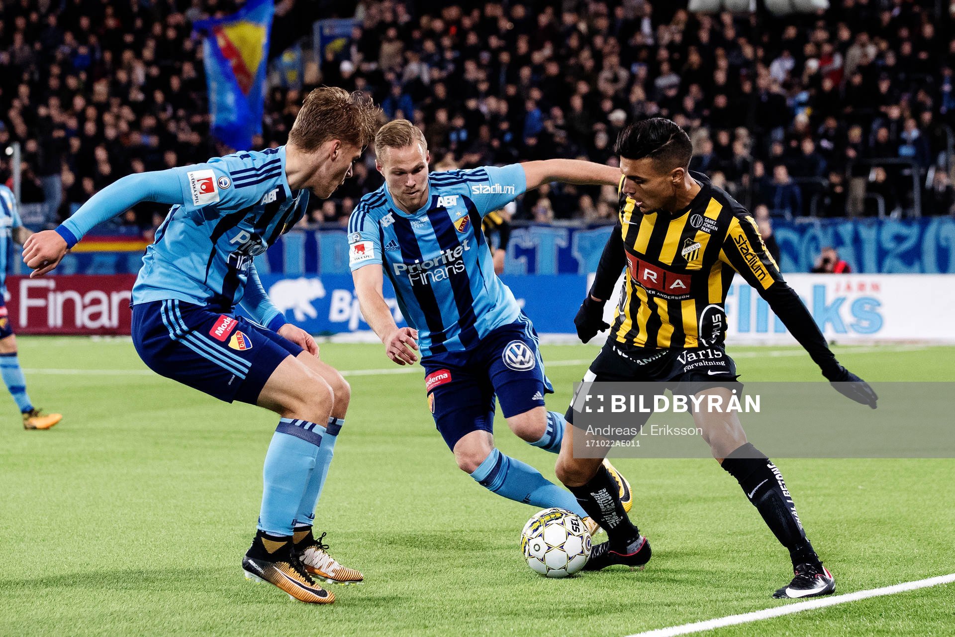 Djurgårdens Felix Beijmo och Gustav Engvall i kamp om