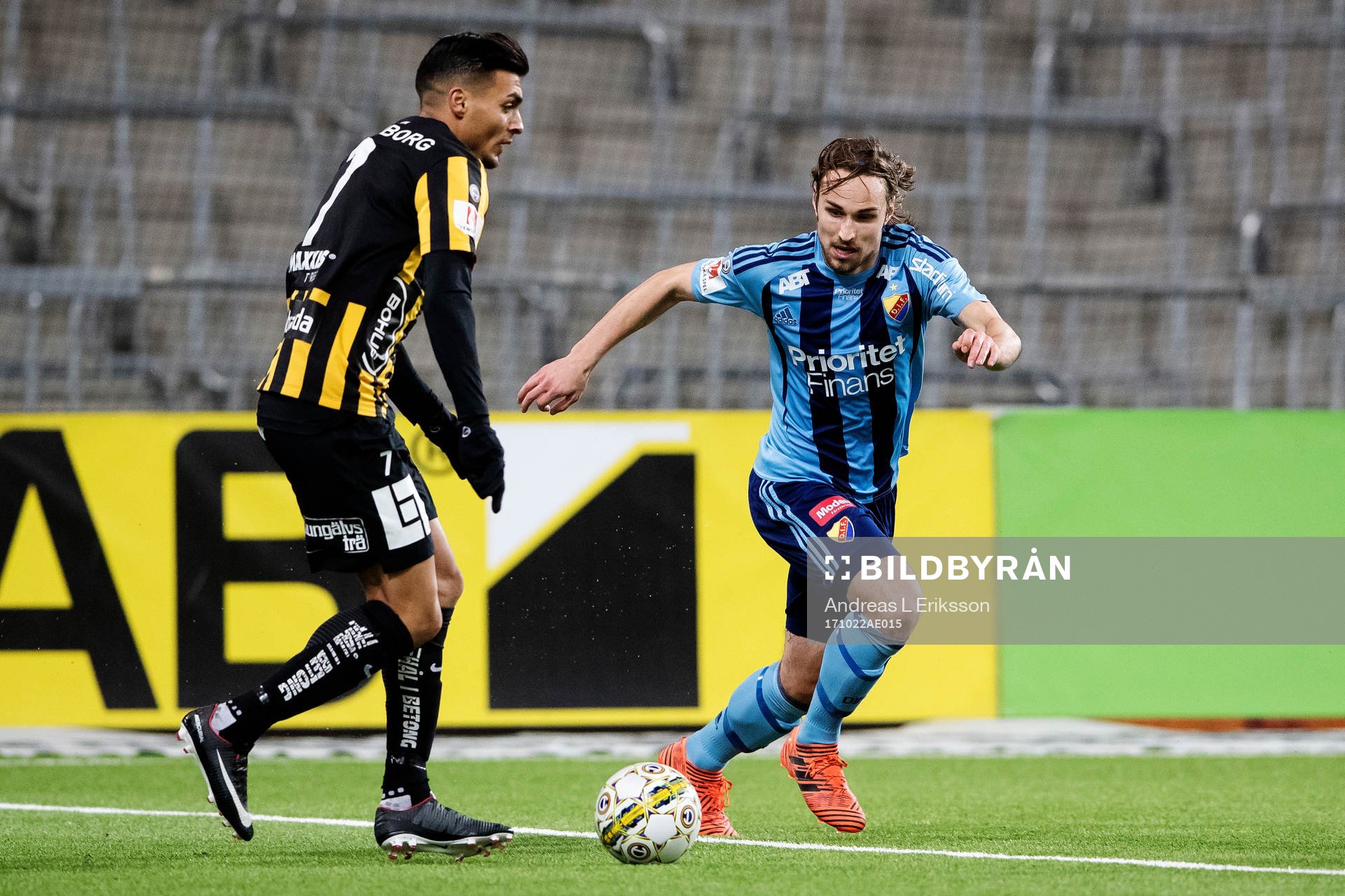 Häckens Ahmed Yasin och Djurgårdens Kevin Walker i kamp