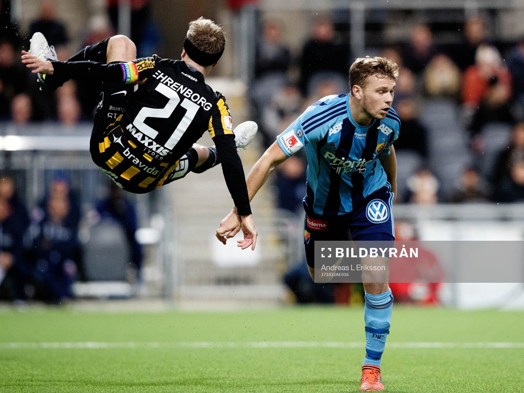 Häckens Rasmus Lindgren i luften