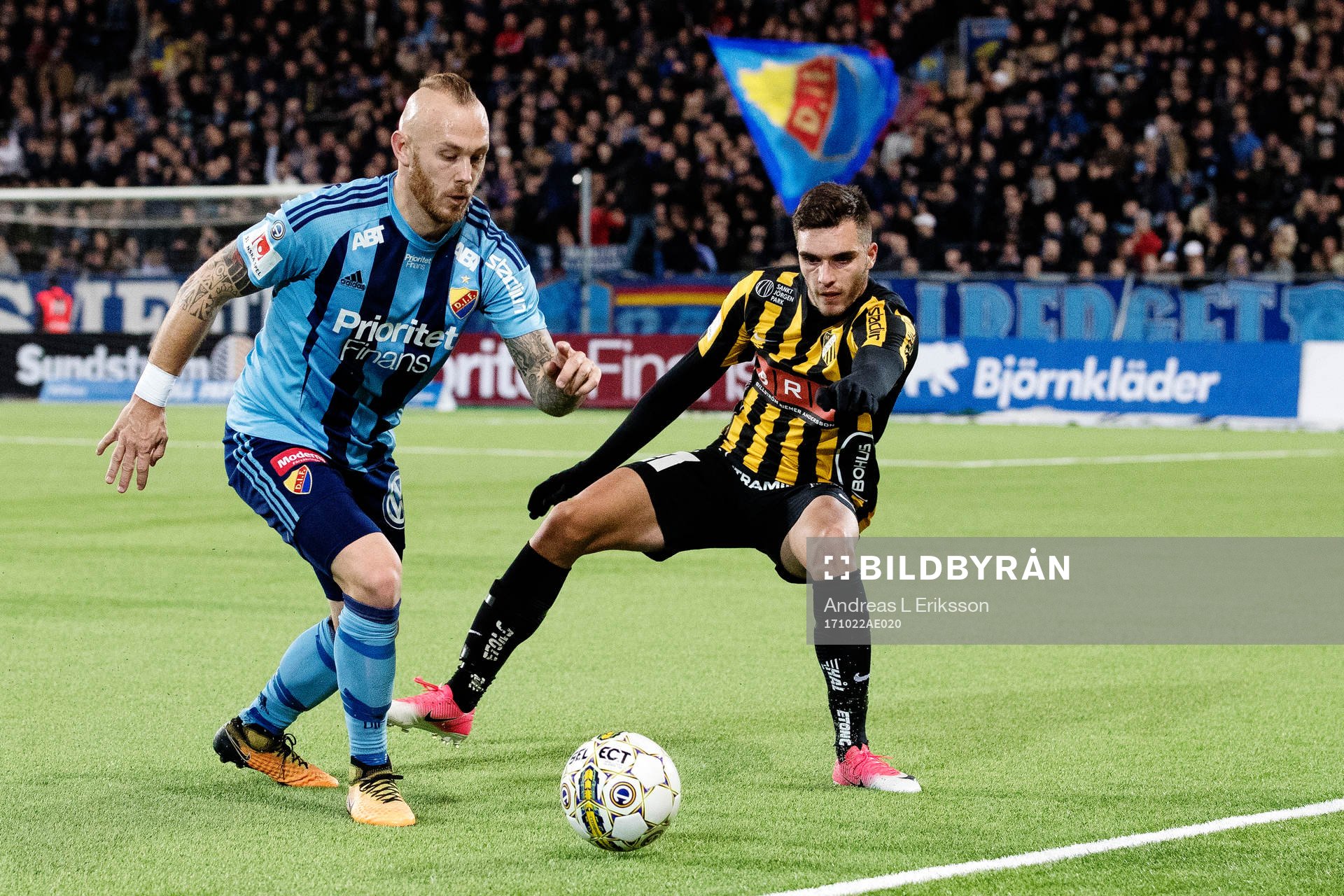 Djurgårdens Magnus Eriksson och Häckens Egzon Binaku i