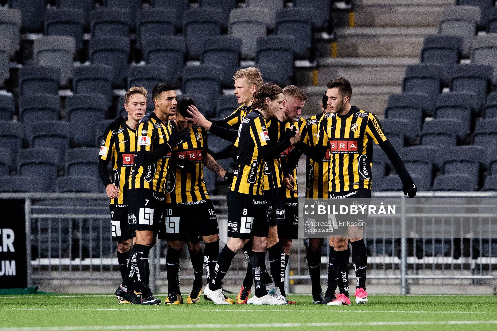 Häckens Paulinho jublar med lagkamrater
