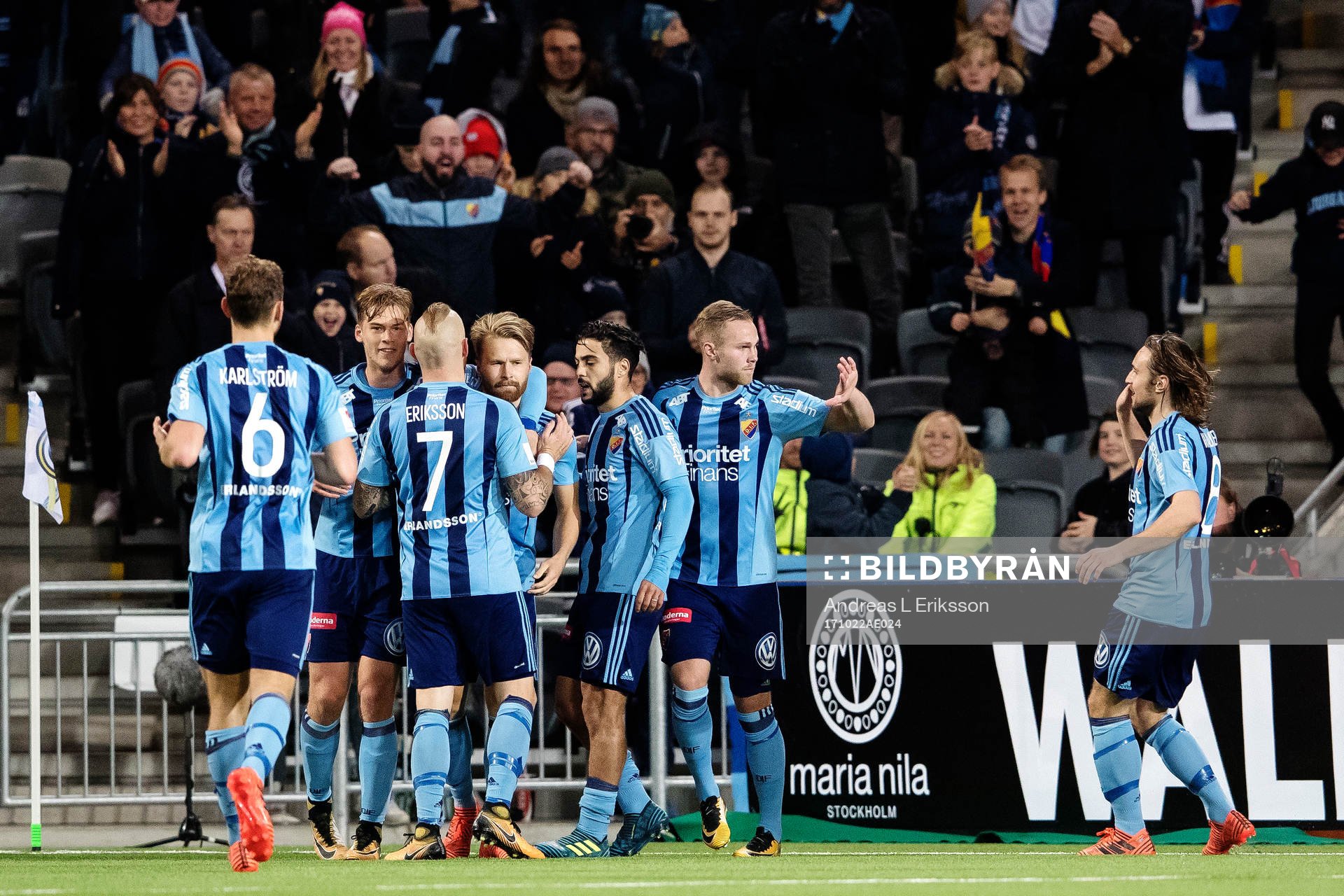 Djurgårdens Jacob Une Larsson jublar med lagkamrater