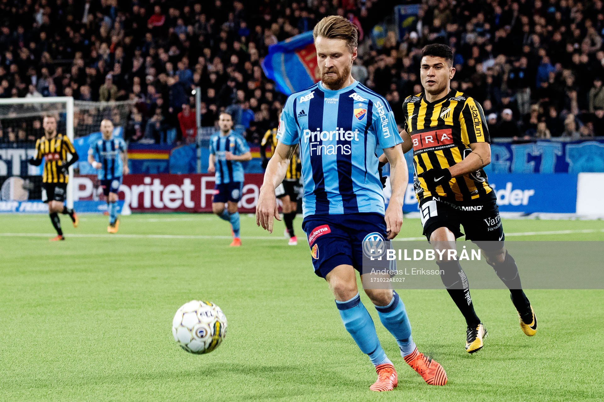 Djurgårdens Jacob Une Larsson och Häckens Paulinho