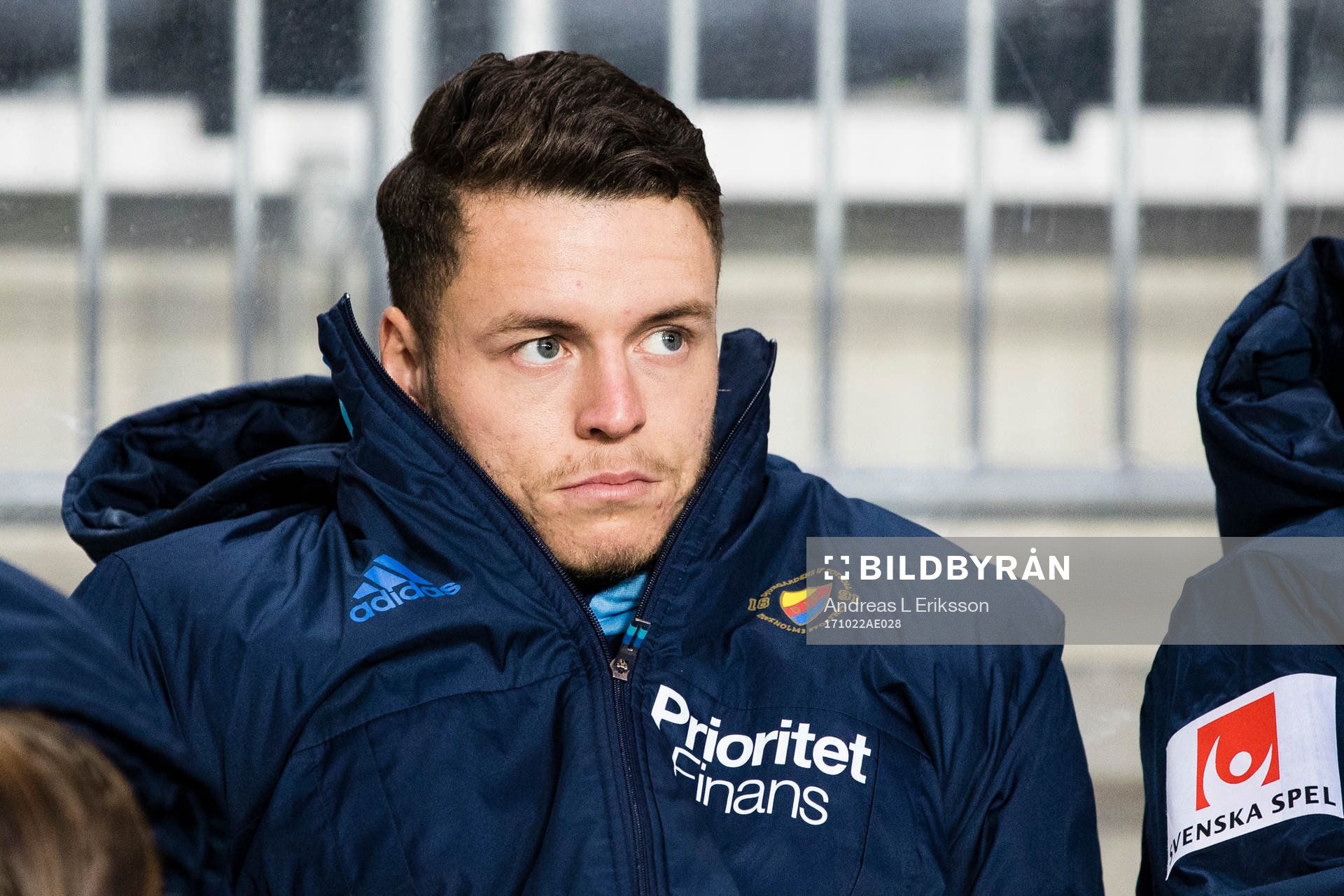 Djurgårdens Kerim Mrabti på bänken innan fotbollsmatchen