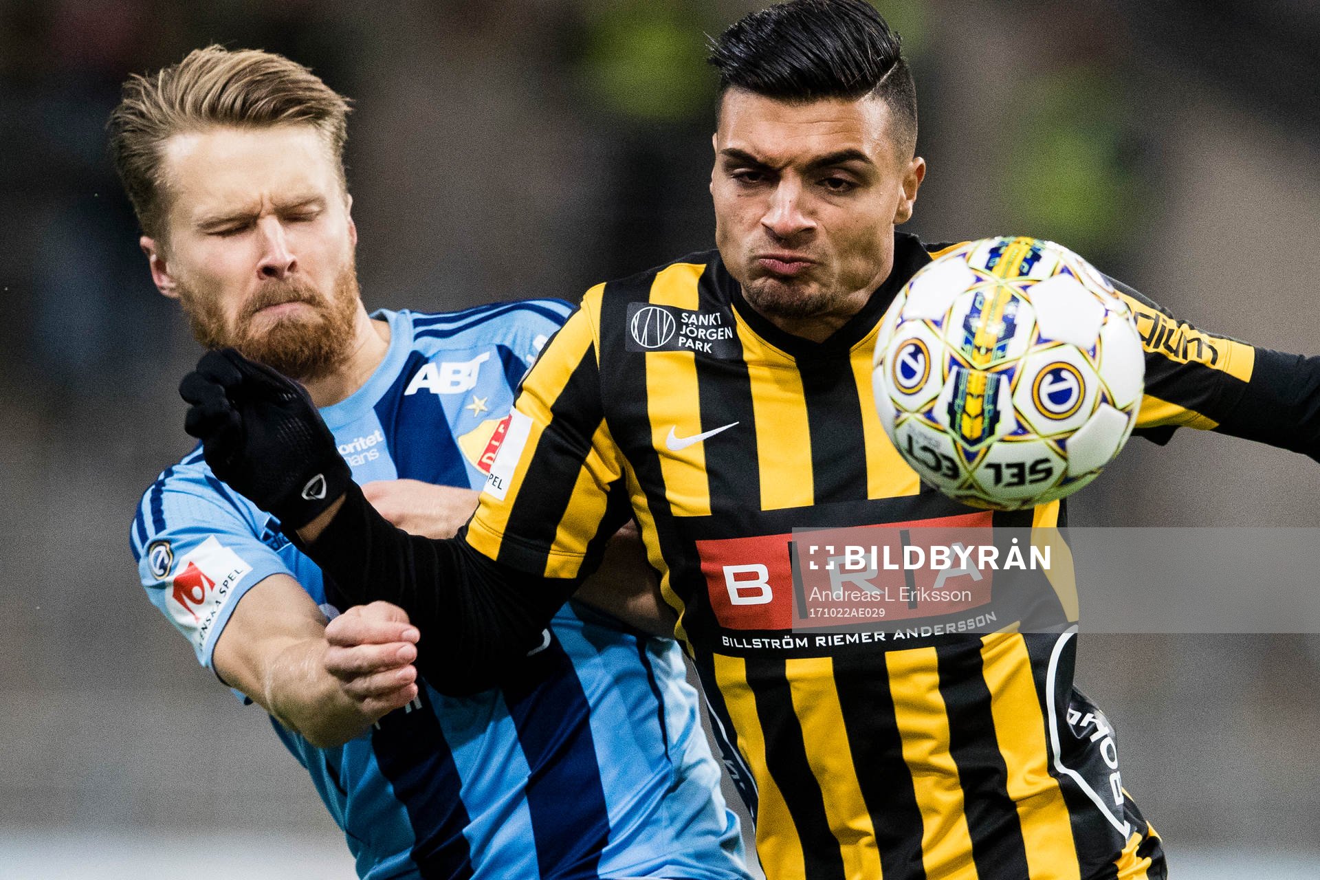 Djurgårdens Jacob Une Larsson i kamp om bollen med