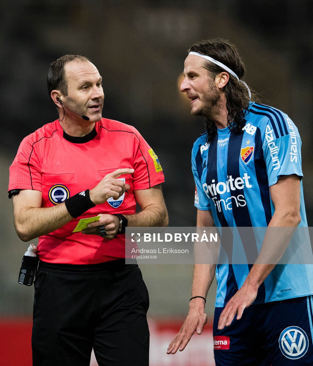 Domare Jonas Eriksson talar med Djurgårdens Jonas Olsson