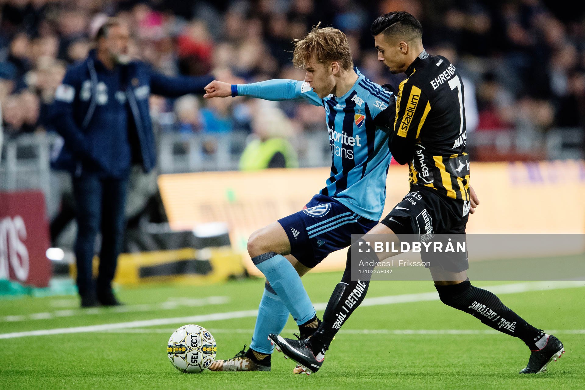 Djurgårdens Felix Beijmo och Häckens Ahmed Yasin i kamp om bollen under fotbollsmatchen i Allsvenskan mellan Djurgården och Häcken den 22 oktober 2017 i Stockholm.