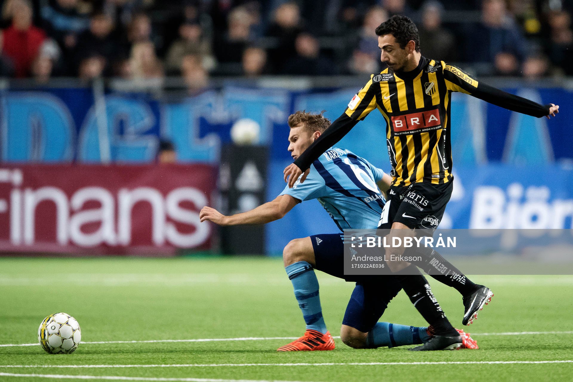Djurgårdens Jesper Karlström och Häckens Daleho Irandust