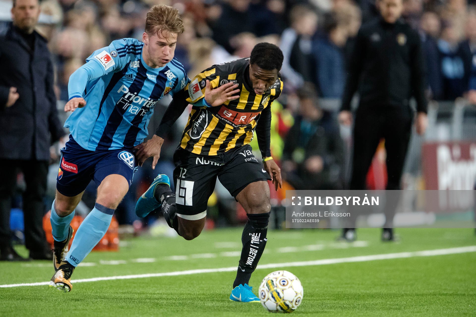 Djurgårdens Felix Beijmo och Häckens Mohammed Abubakari i kamp om bollen under fotbollsmatchen i Allsvenskan mellan Djurgården och Häcken den 22 oktober 2017 i Stockholm.