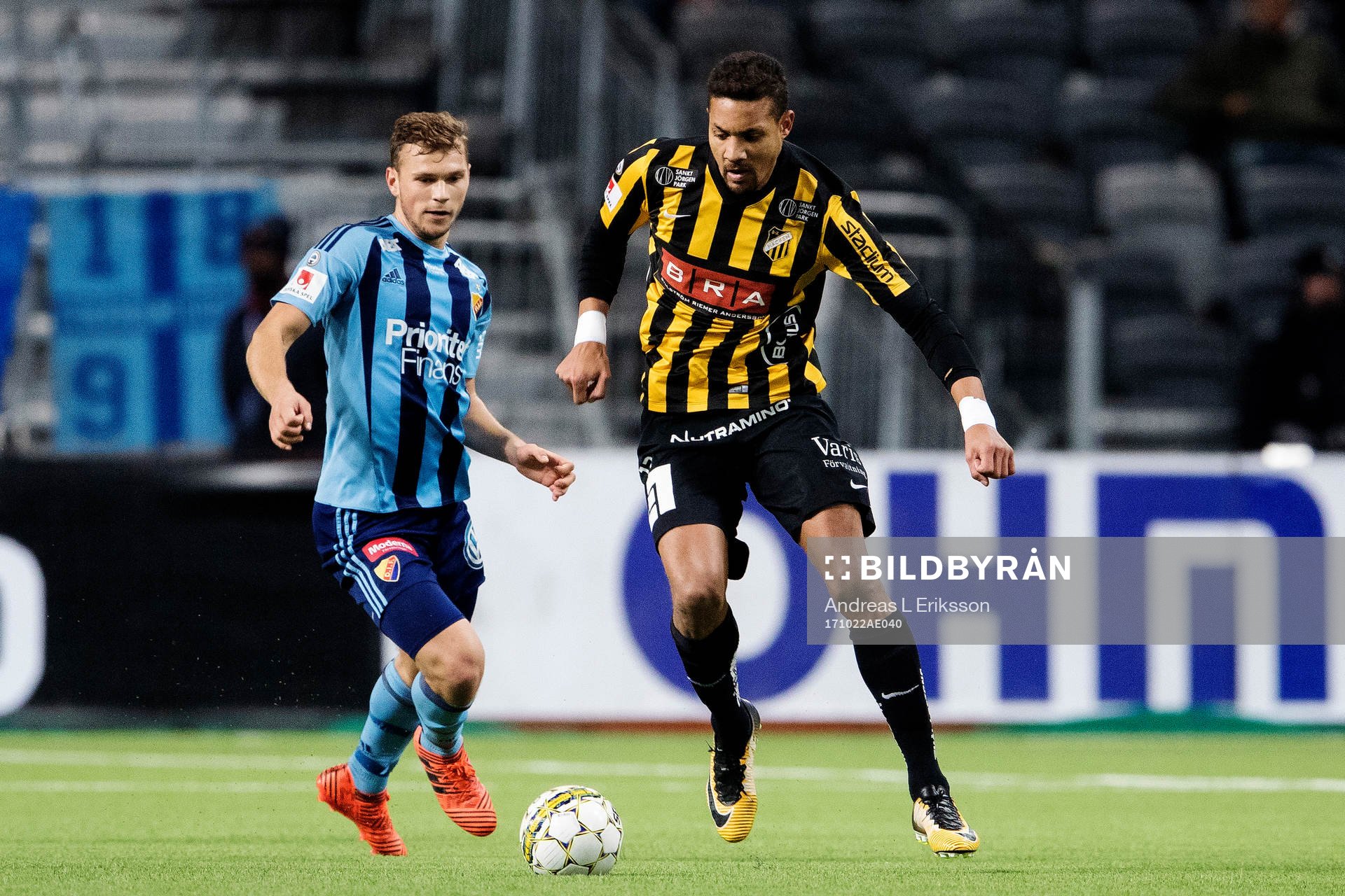Djurgårdens Jesper Karlström och Häckens Mathias Ranégie