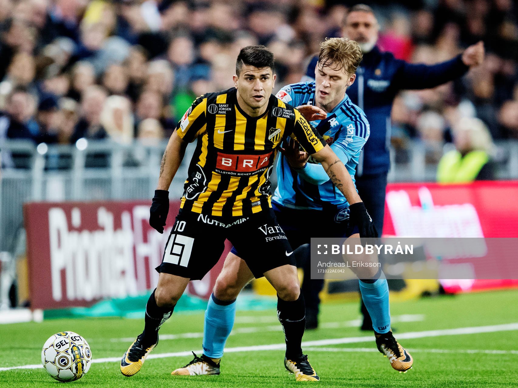 Häckens Paulinho och Djurgårdens Felix Beijmo i kamp om