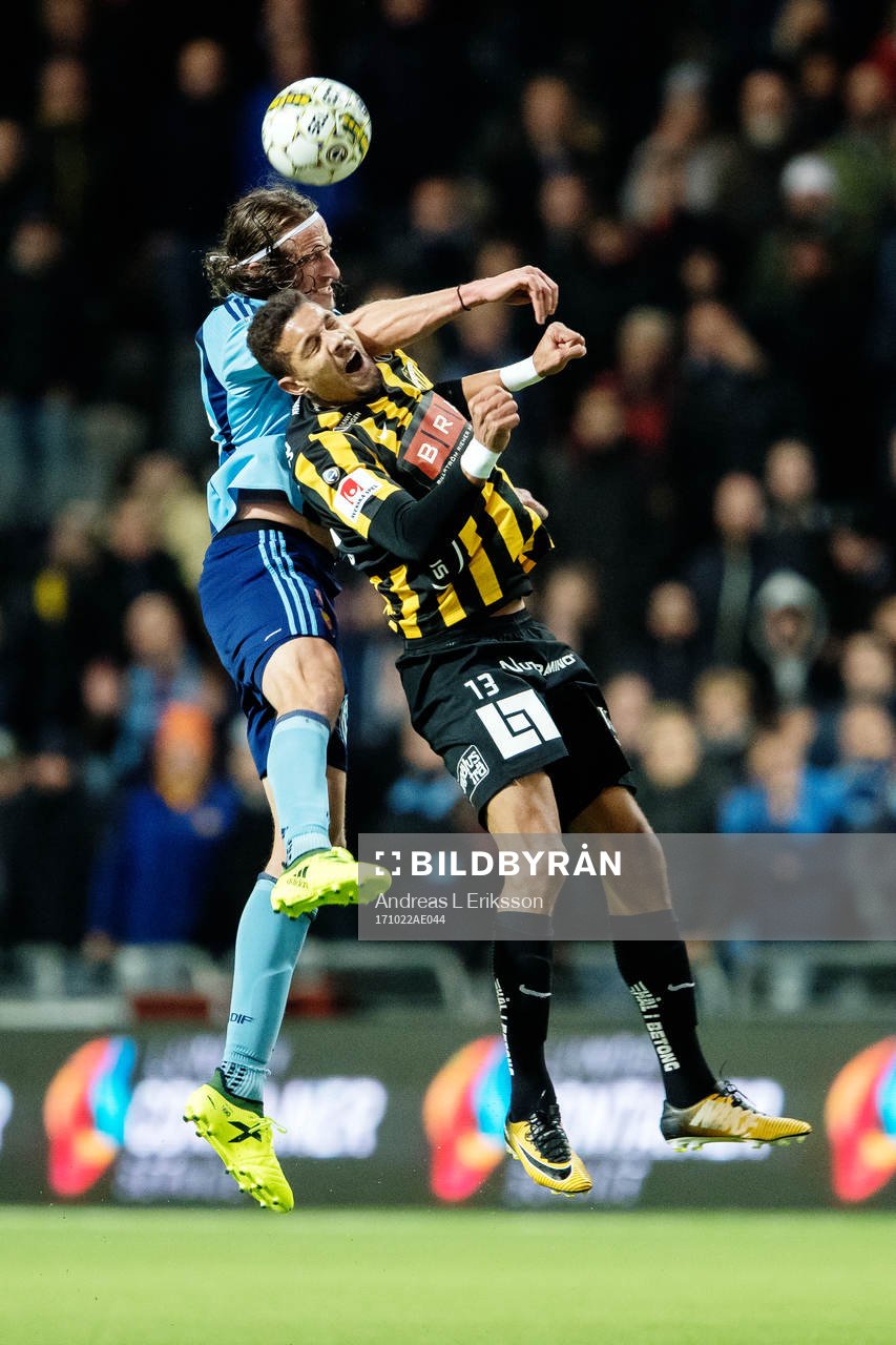 Djurgårdens Jonas Olsson och Häckens Mathias Ranégie i nickduell under fotbollsmatchen i Allsvenskan mellan Djurgården och Häcken den 22 oktober 2017 i Stockholm.