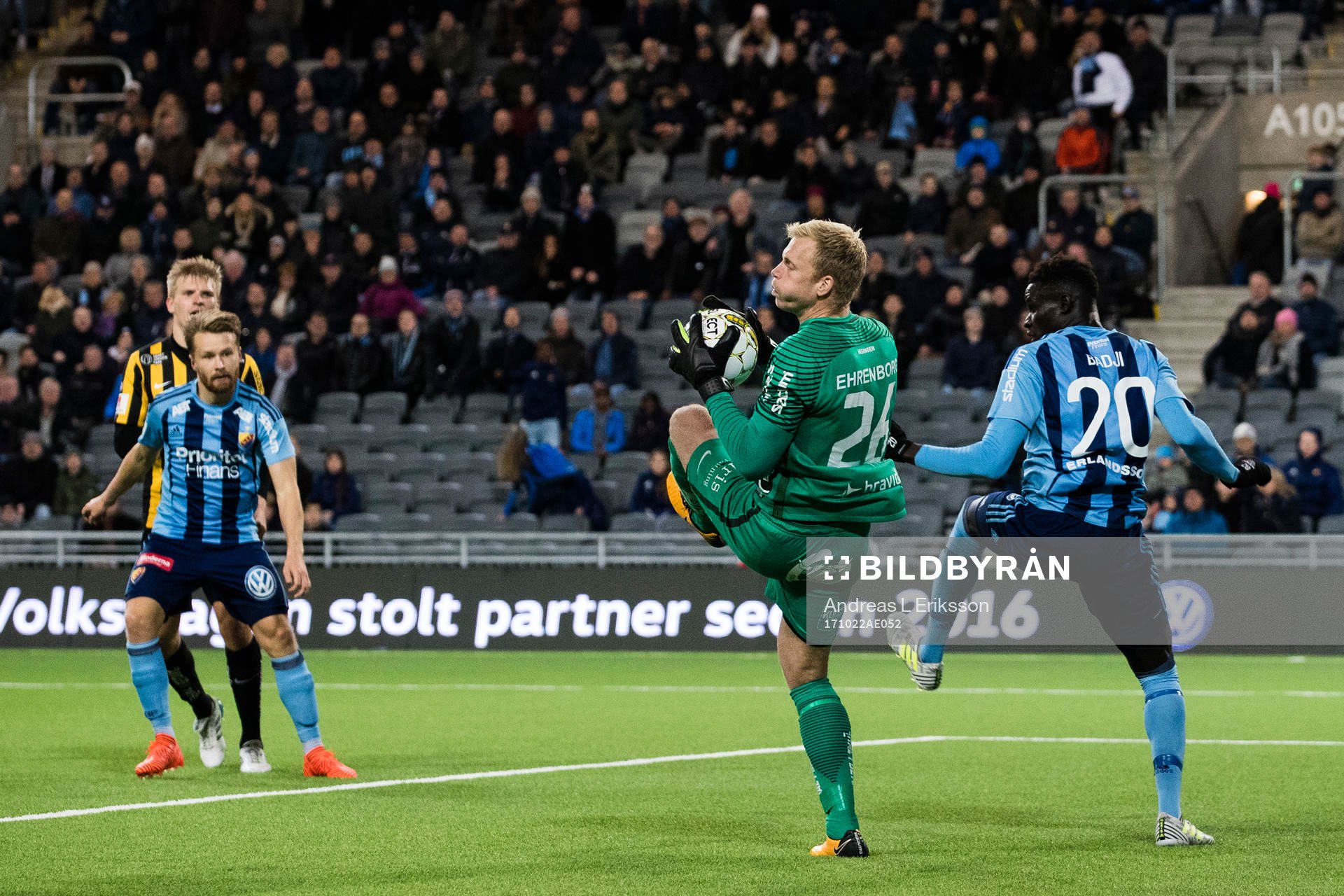 Häckens målvakt Peter Abrahamsson tar ner bollen framför