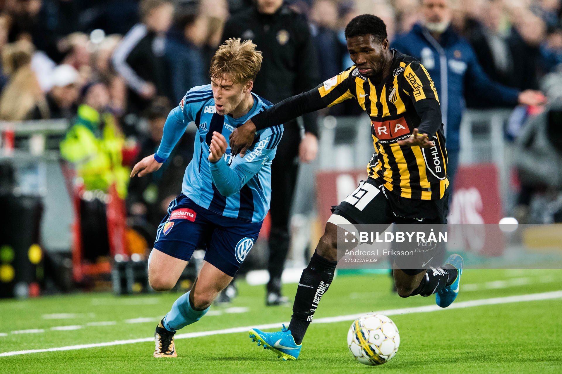 Djurgårdens Felix Beijmo i kamp om bollen med Häckens Mohammed Abubakari under fotbollsmatchen i Allsvenskan mellan Djurgården och Häcken den 22 oktober 2017 i Stockholm.