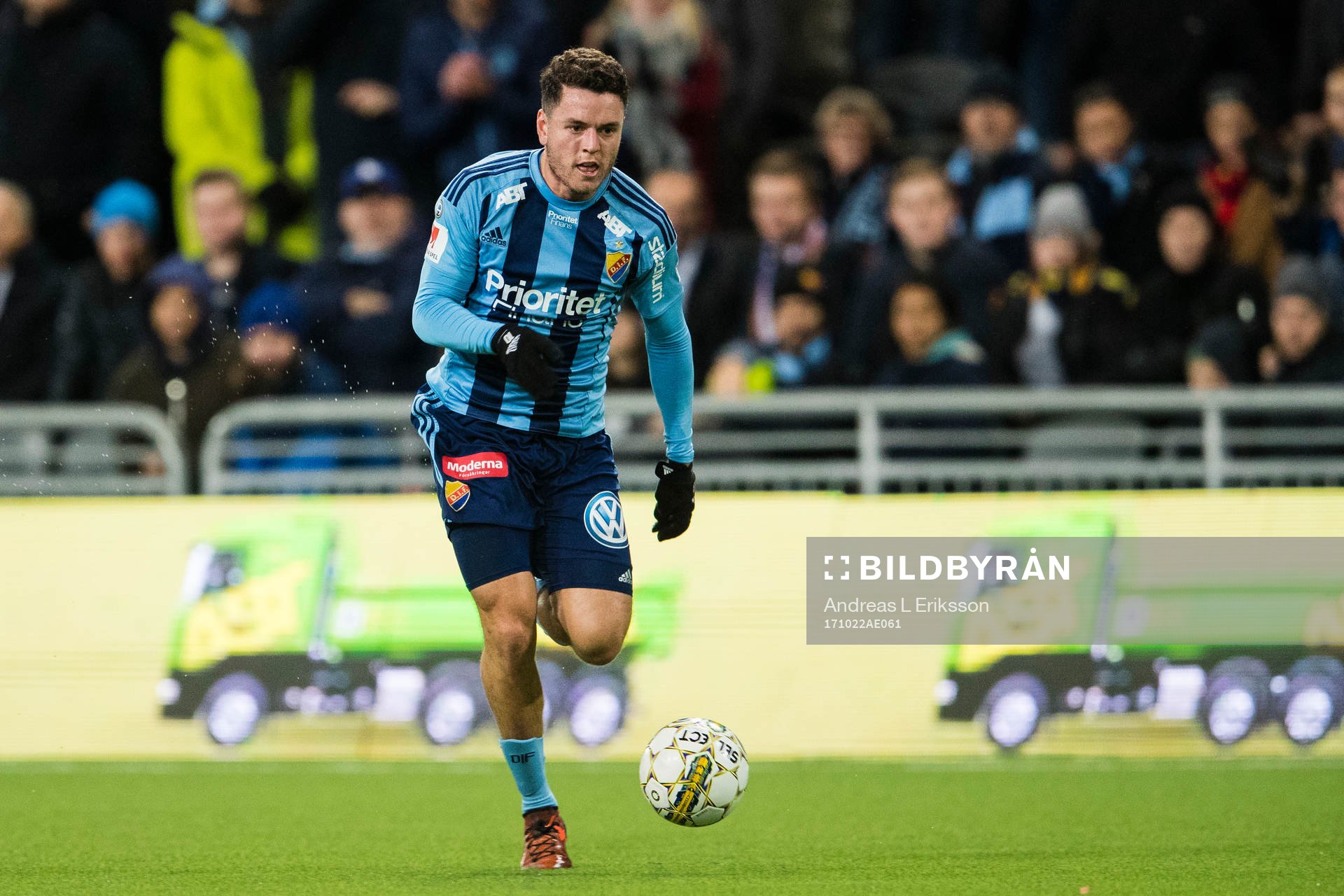 Djurgårdens Kerim Mrabti med bollen