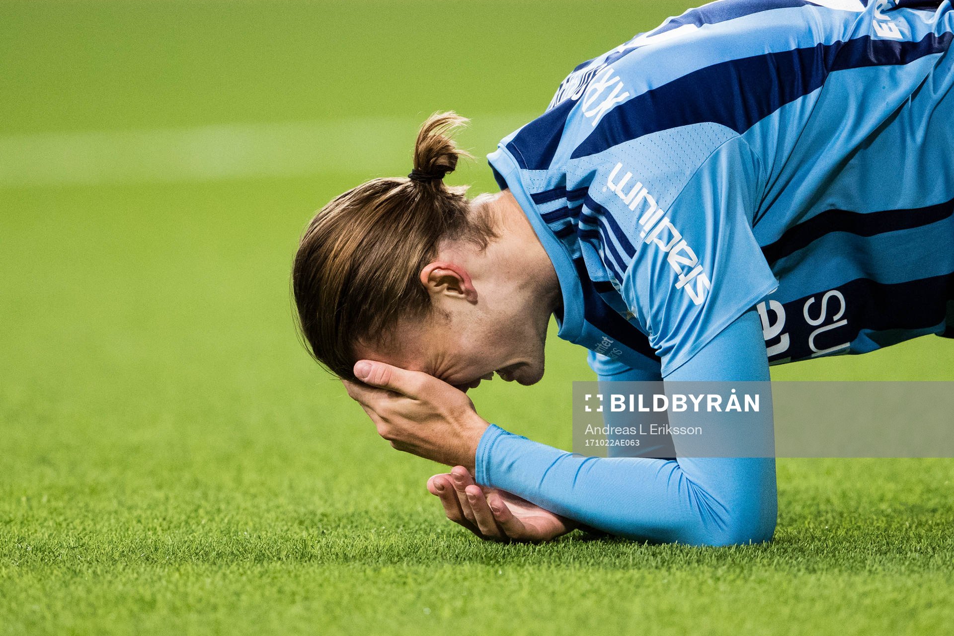 Djurgårdens Julian Kristofferssen tar sig för pannan