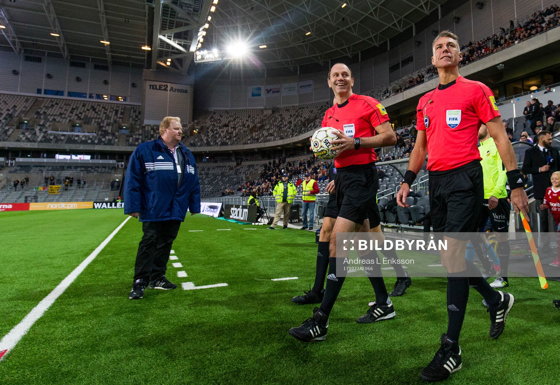 Domare Jonas Eriksson kliver in på planen med matchbollen