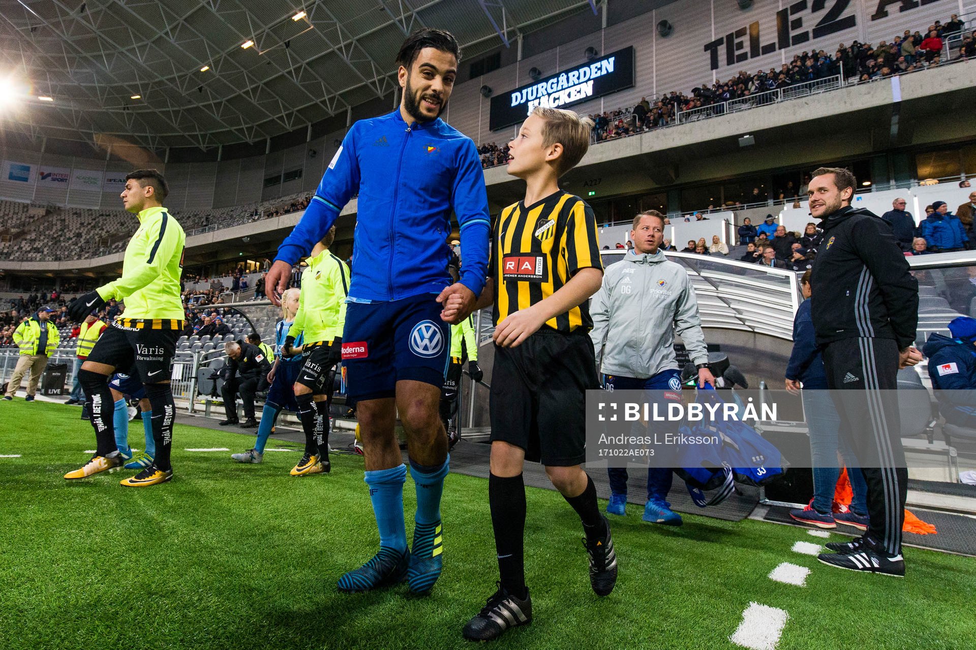 Djurgårdens Othman El Kabir går in på planen hand i hand