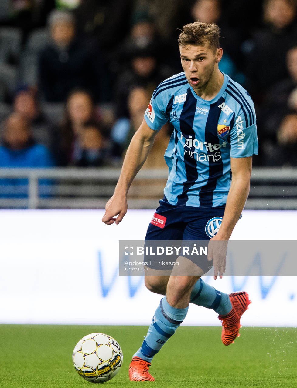 Djurgårdens Jesper Karlström med bollen