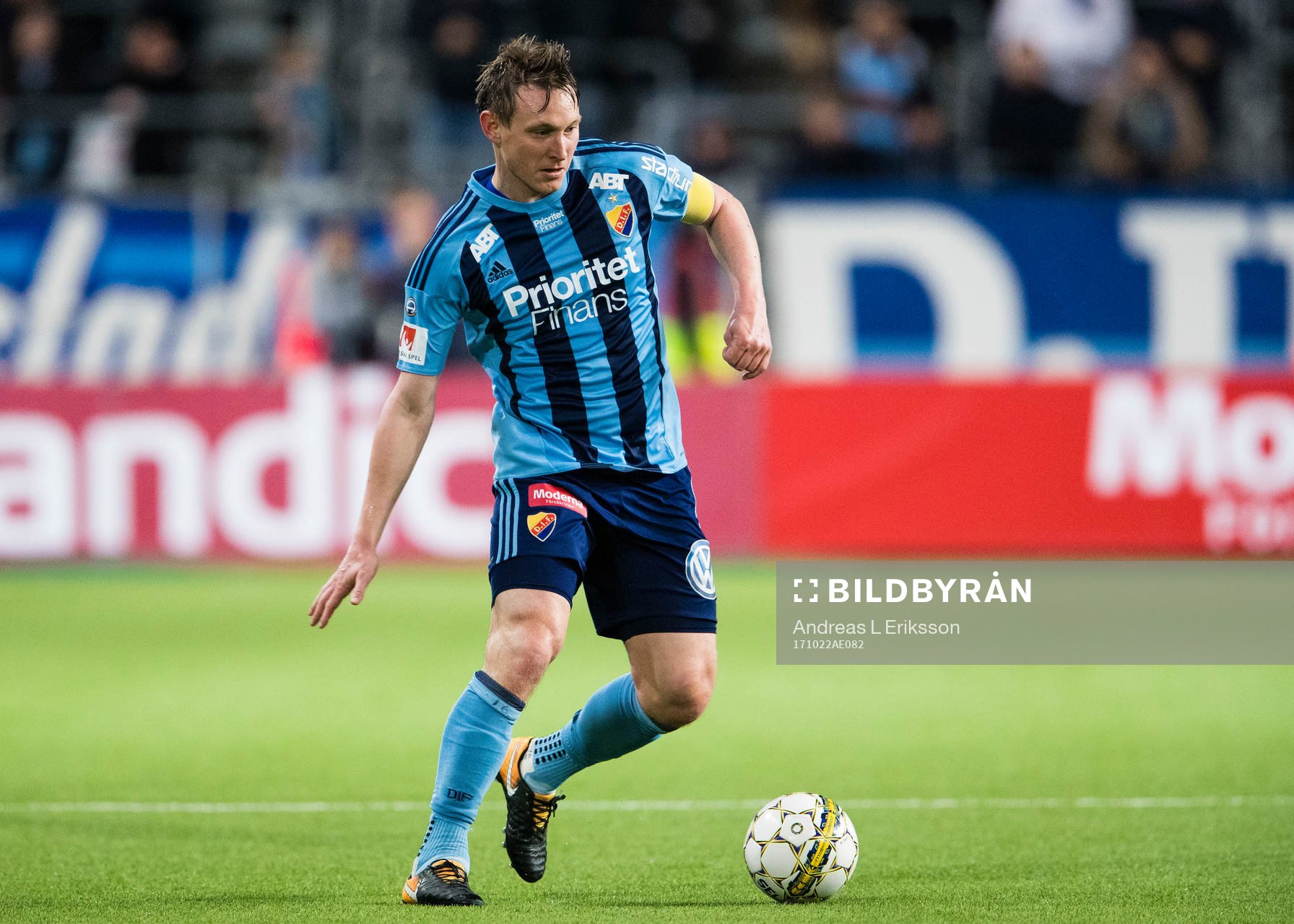 Djurgårdens Kim Källström med bollen