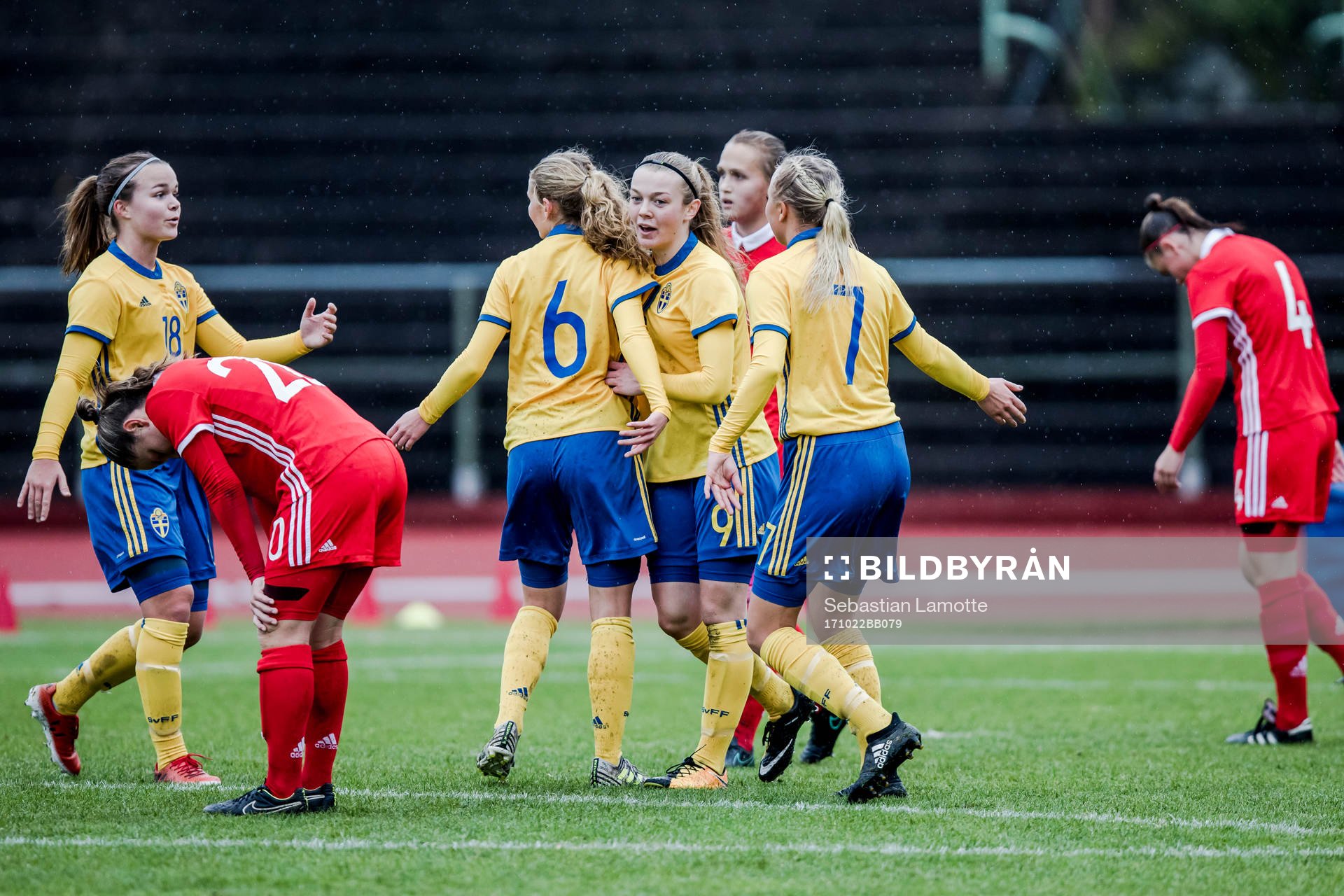 Sveriges Beata Olsson har gjort 5-0 och jublar med