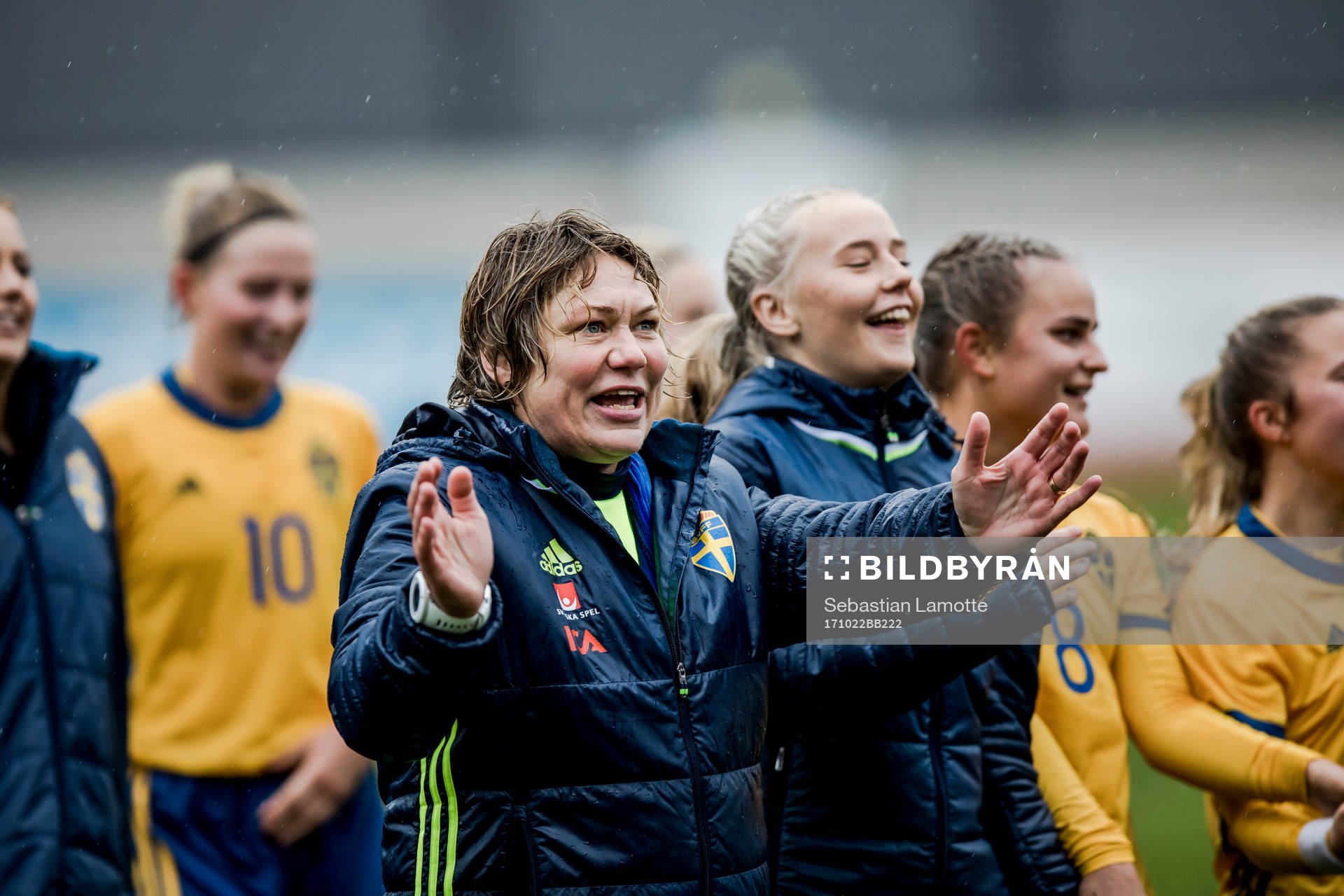Sveriges förbundskapten Katarina Olsson jublar