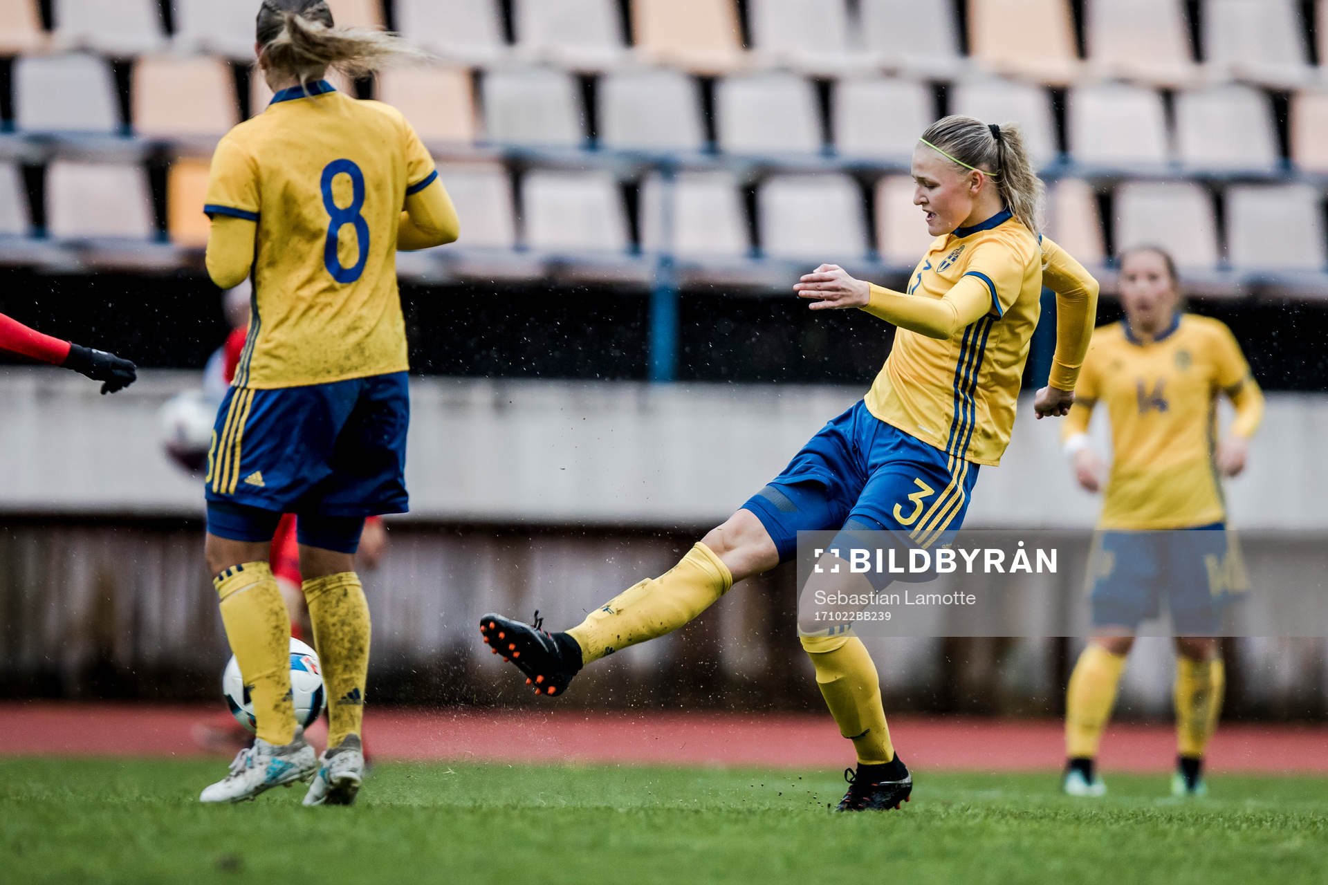 Sveriges Kajsa Ekström skjuter