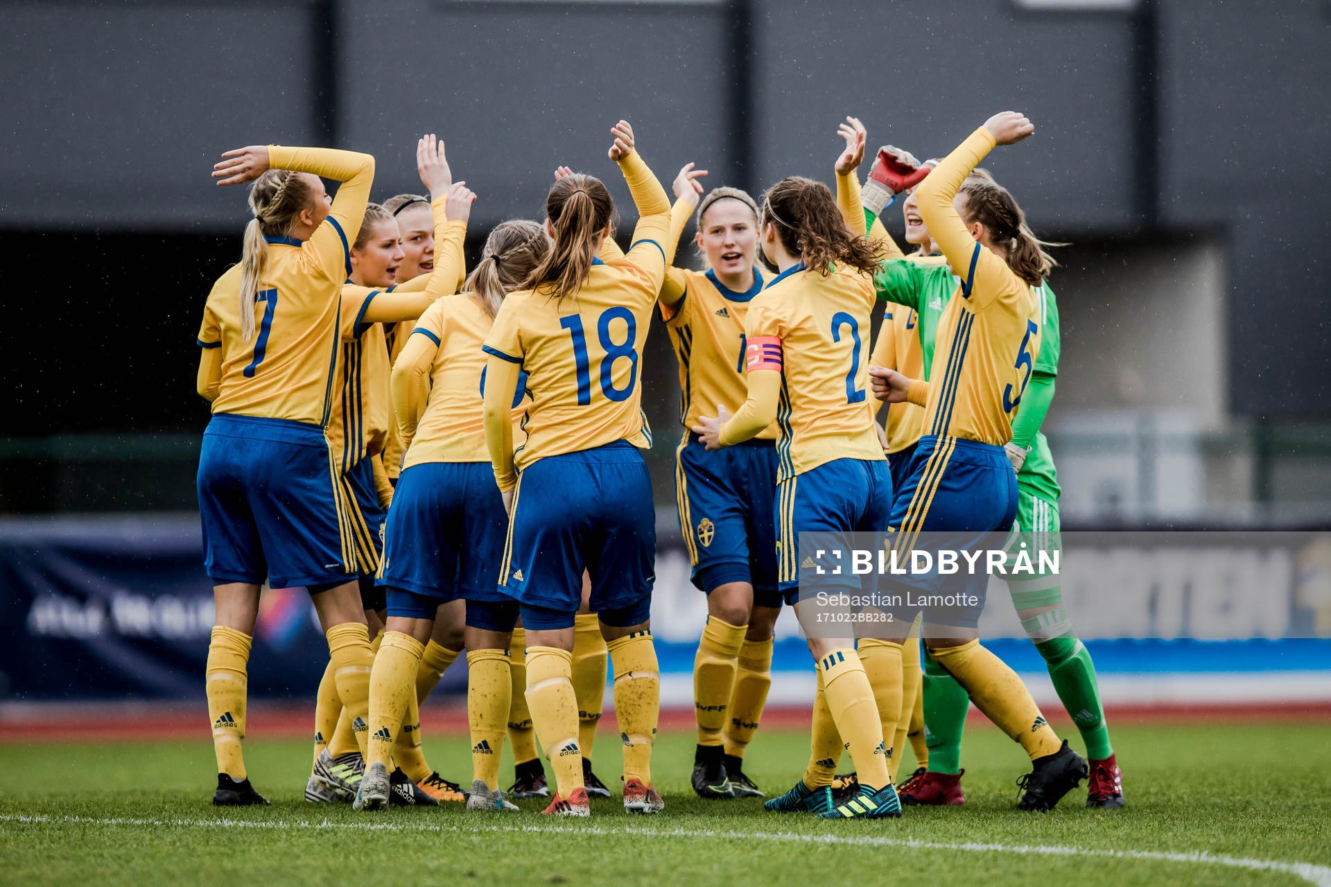 Sveriges spelare laddar för match under fotbollsmatchen i EM-kvalet för F17 den 22 oktober 2017 i Uddevalla.