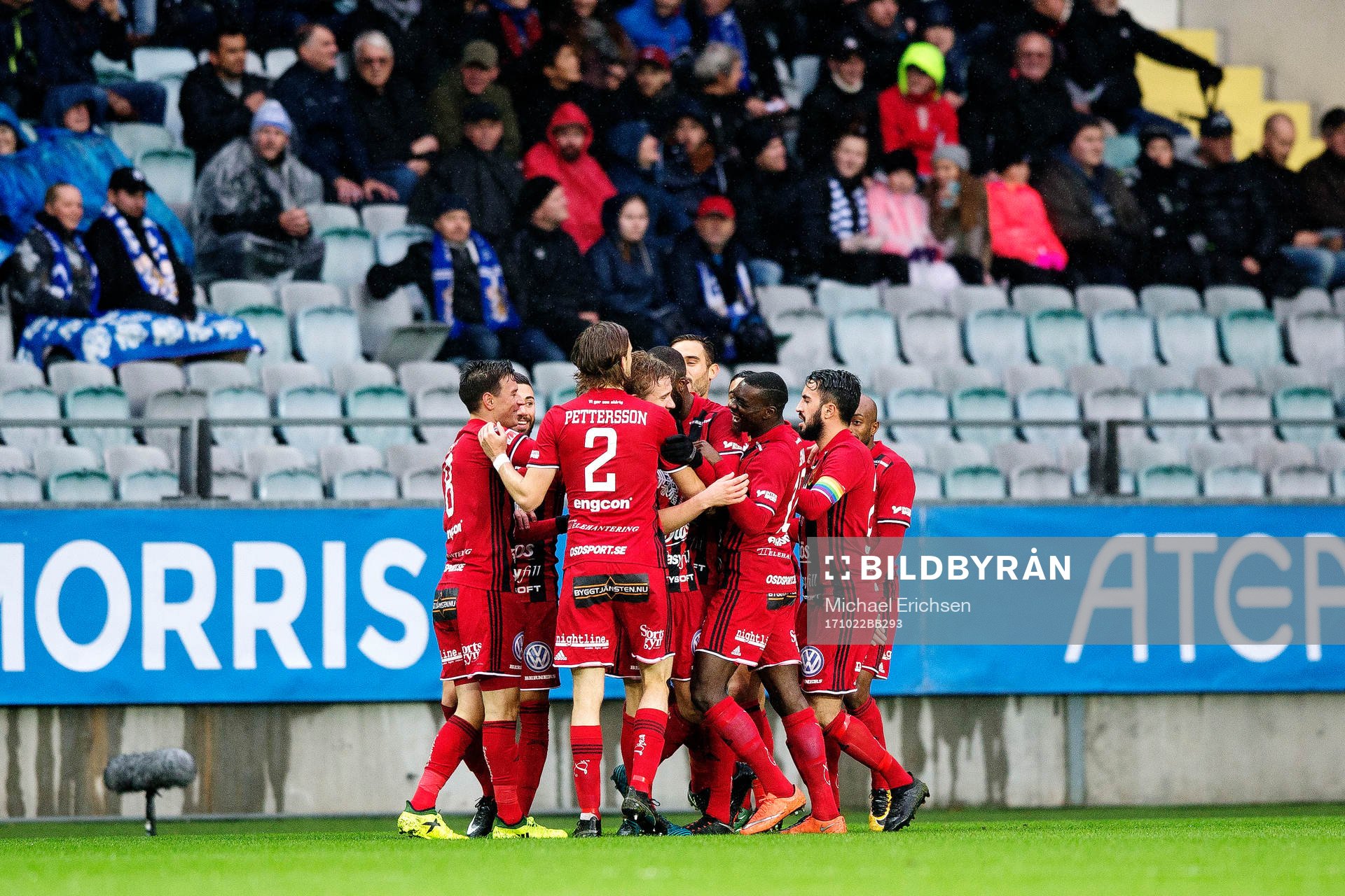 Östersunds Ludvig Fritzon jublar med lagkamrater