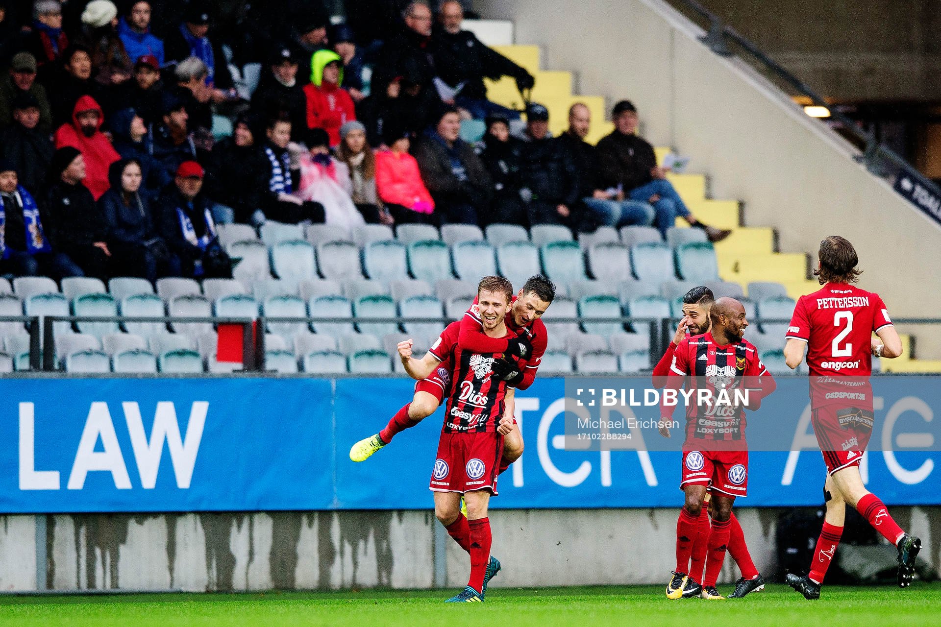 Östersunds Ludvig Fritzon jublar med lagkamrater