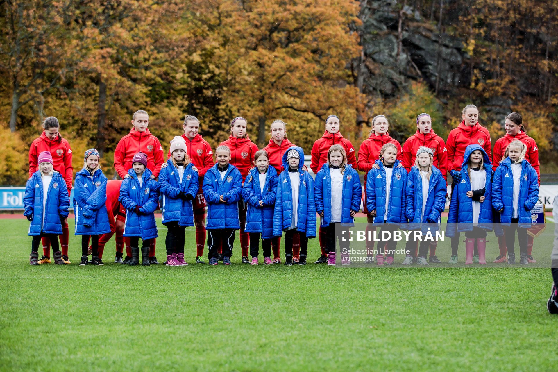 Rysslands spelare ställer upp sig innan match