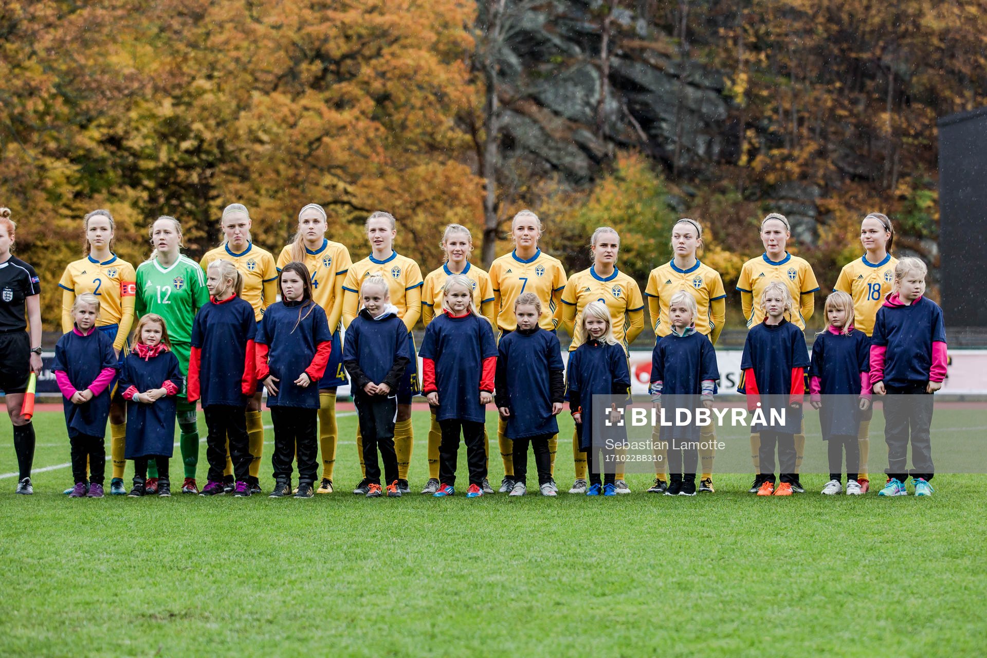 Sveriges  spelare ställer upp sig innan match