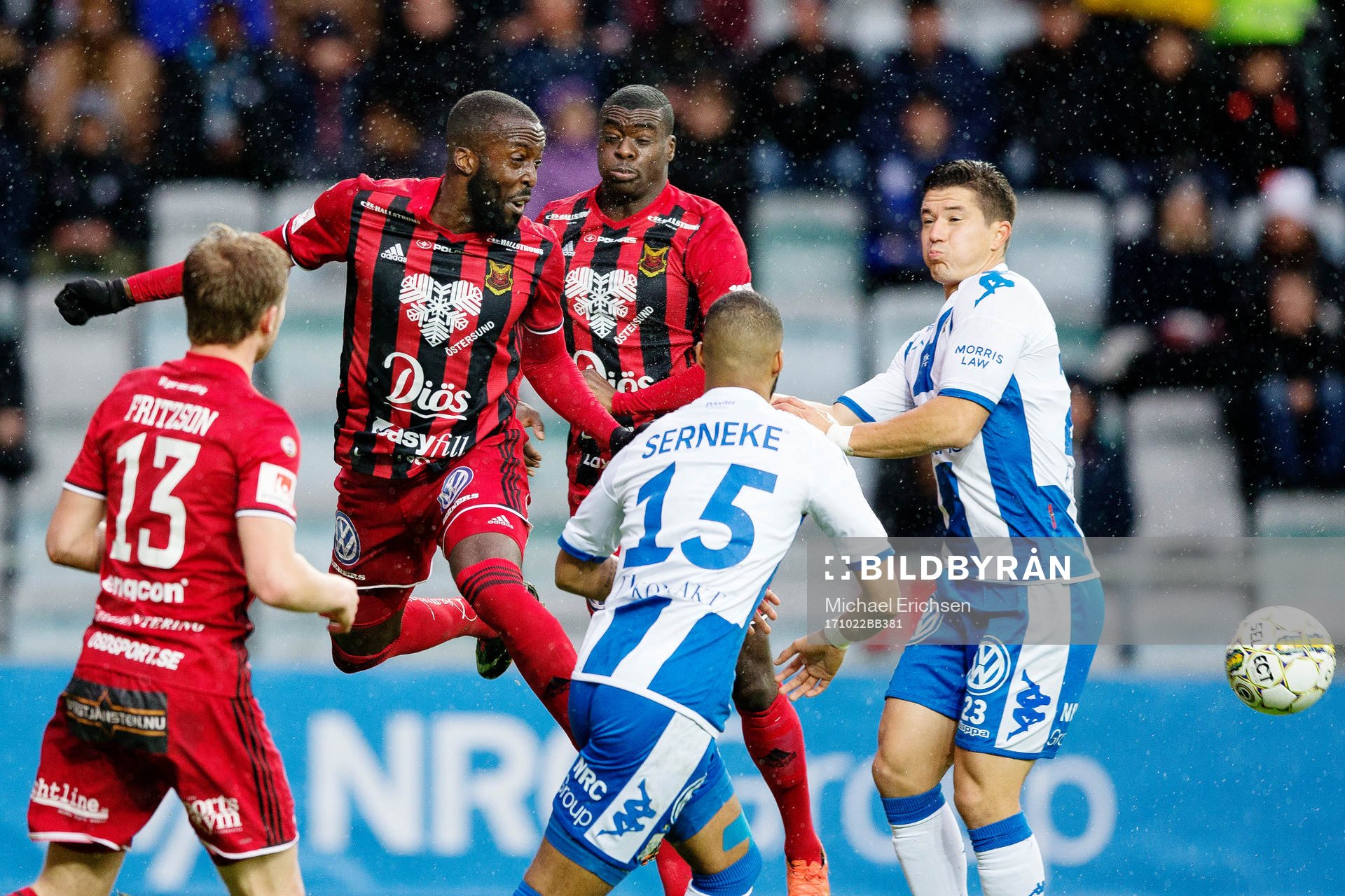 Östersunds Ronald Mukiibi nickar framför IFK Göteborgs