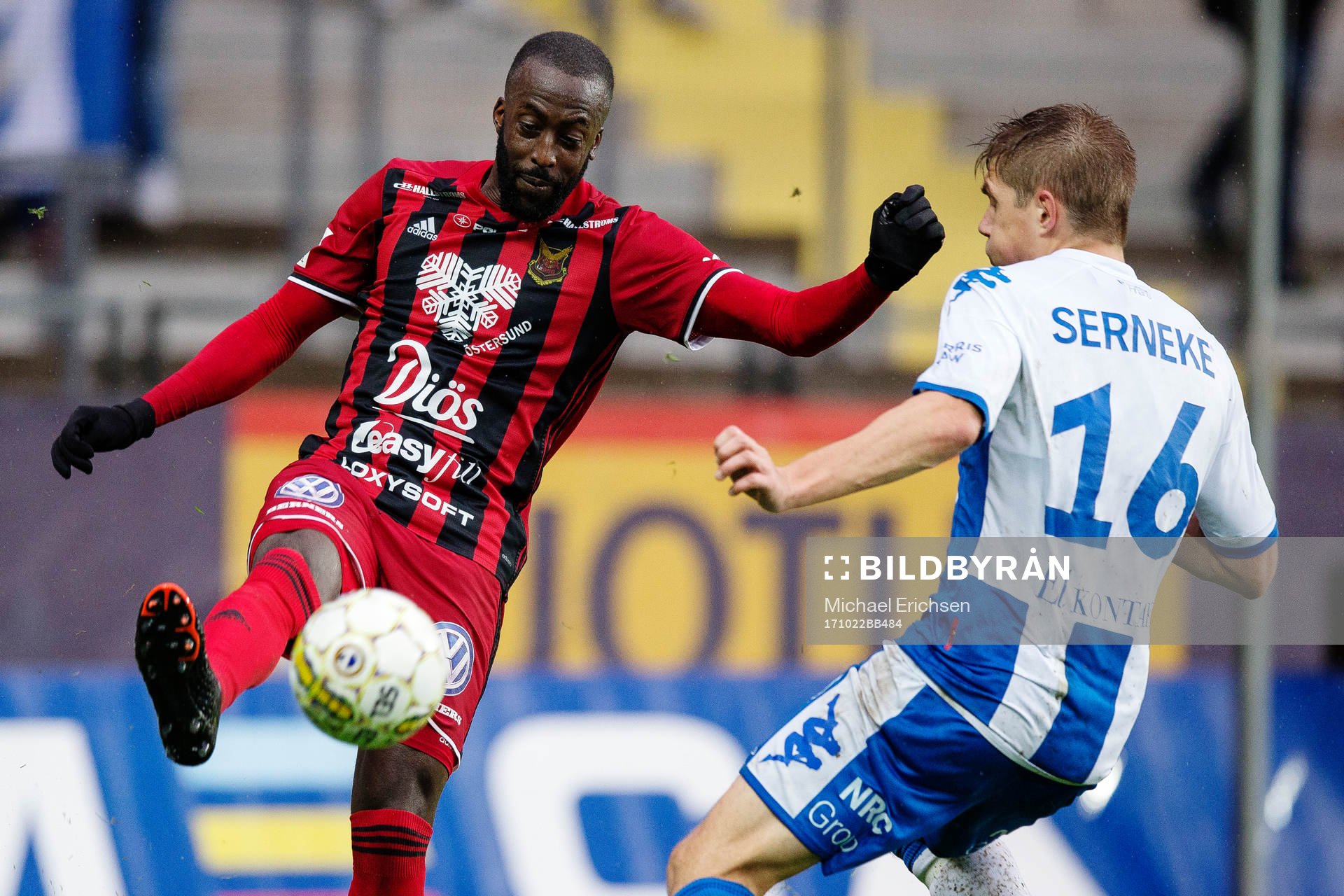 Östersunds Ronald Mukiibi och IFK Göteborgs Mikael Boman