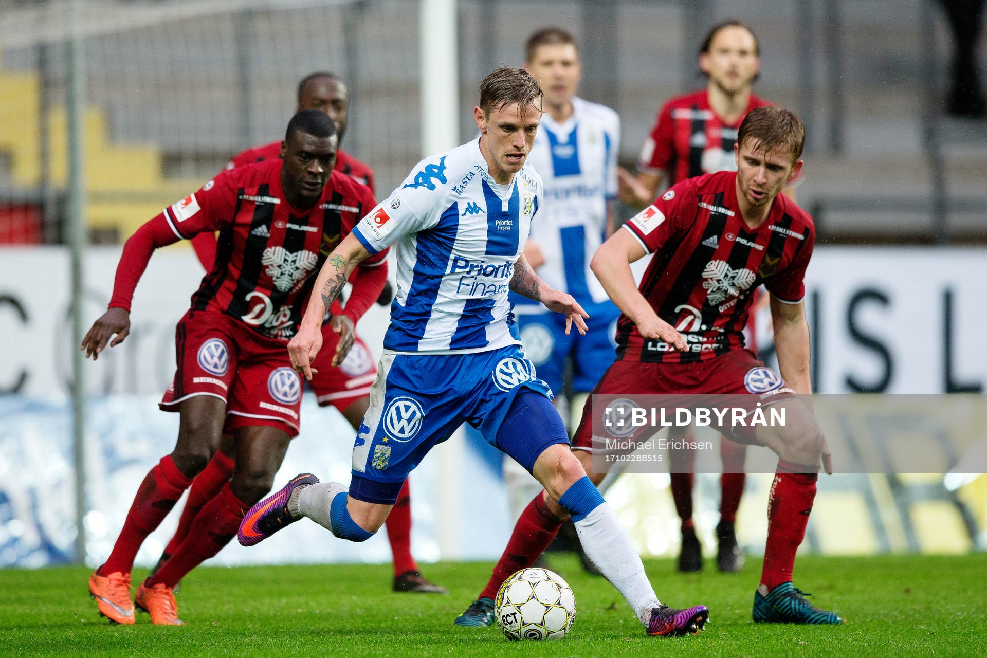 Östersunds Ken Sema och Ludvig Fritzon försvarar mot IFK