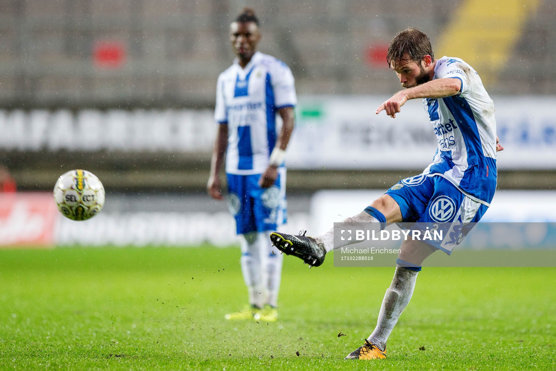 IFK Göteborgs Emil Salomonsson skjuter en frispark