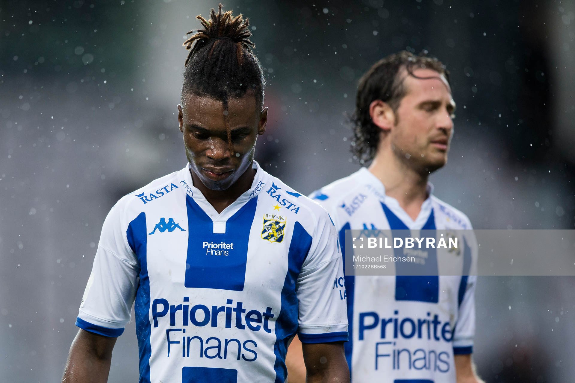 IFK Göteborgs Sam Adekugbe och Mikkel Diskerud  deppar