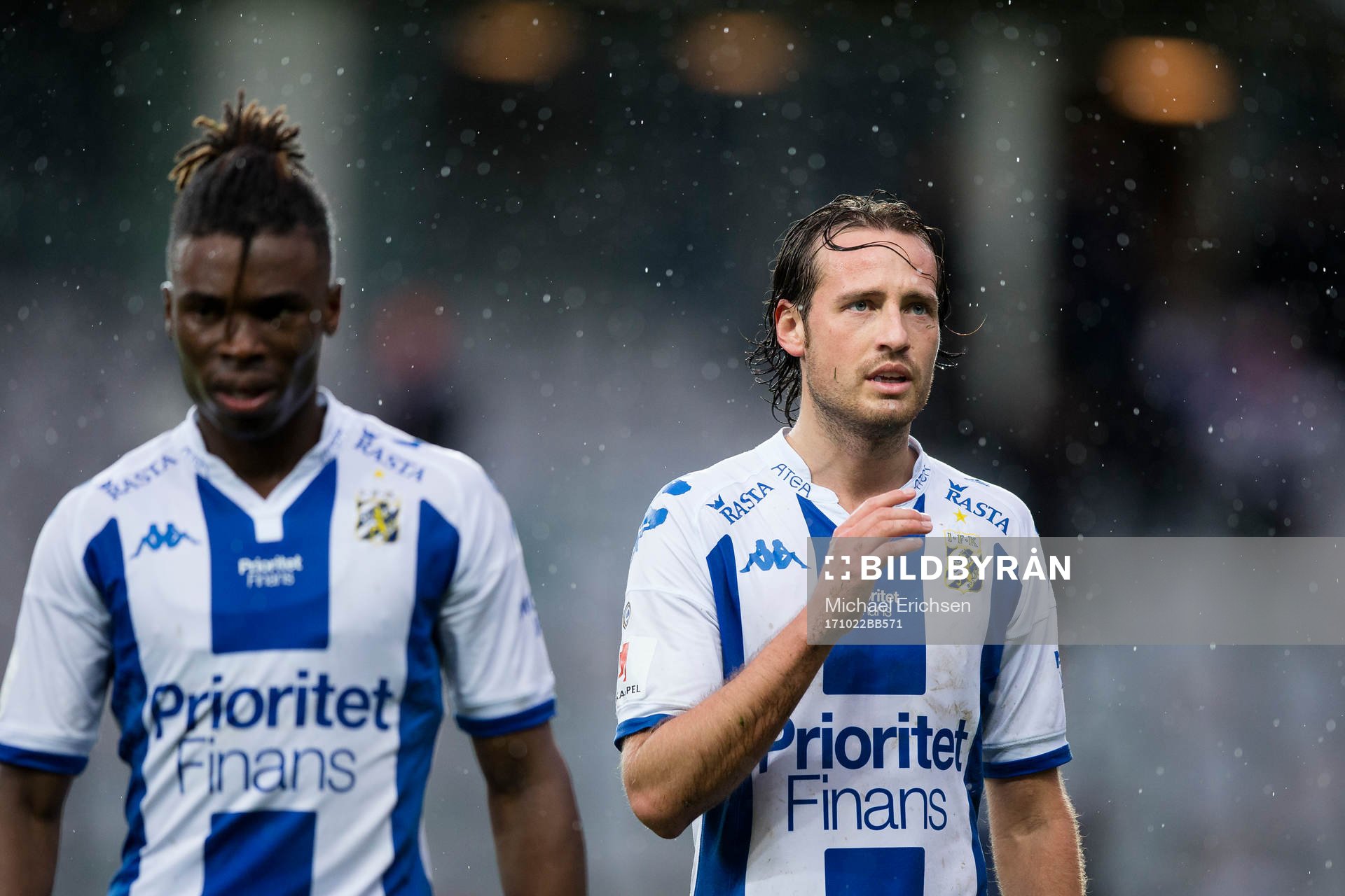 IFK Göteborgs Sam Adekugbe och Mikkel Diskerud  deppar