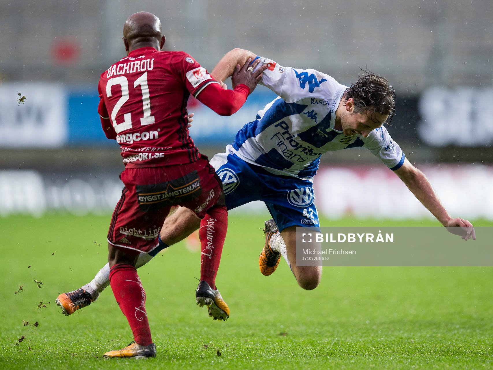IFK Göteborgs Mikkel Diskerud faller i kamp med Östersunds Fouad Bachirou under den allsvenska fotbollsmatchen mellan IFK Göteborg och Östersund den 22 oktober 2017 i Göteborg.