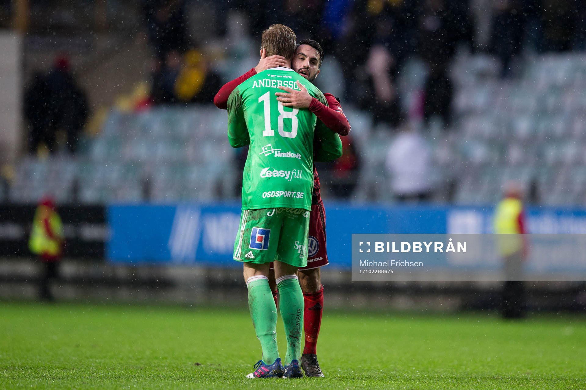 Östersunds Brwa Nouri kramar om sin målvakt Andreas Andersson efter den allsvenska fotbollsmatchen mellan IFK Göteborg och Östersund den 22 oktober 2017 i Göteborg.