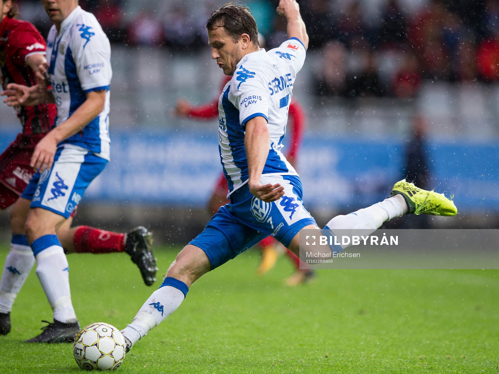 IFK Göteborgs Tobias Hysén skjuter ett skott under den allsvenska fotbollsmatchen mellan IFK Göteborg och Östersund den 22 oktober 2017 i Göteborg.