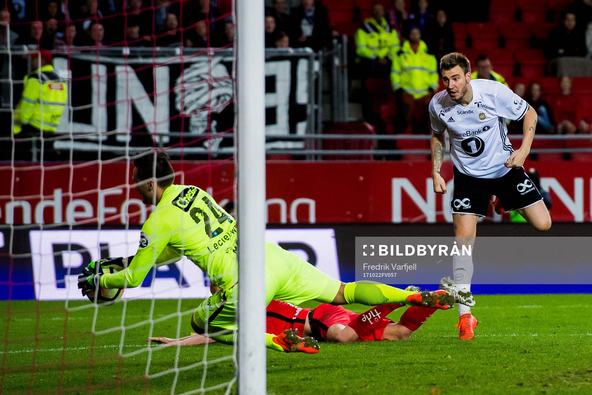 Nicklas Bendtner of Rosenborg and Goalkeeper Piotr Leciejewski of Brann during the Eliteserien match between Brann and Rosenborg on October 22, 2017 in Bergen.