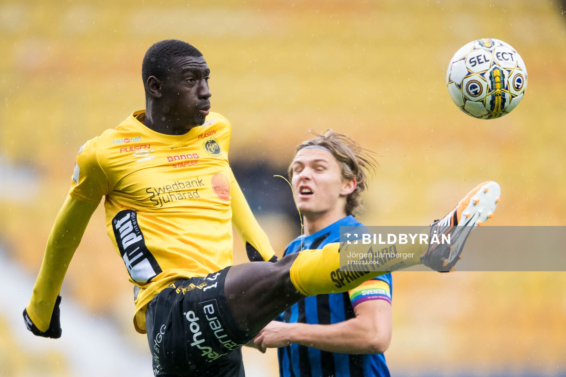 Elfsborgs Marokhy Ndione och Täbys Joel Hansen under fotbollsmatchen i U19 slutspelet mellan Elfsborg och Täby den 22 oktober 2017 i Borås.