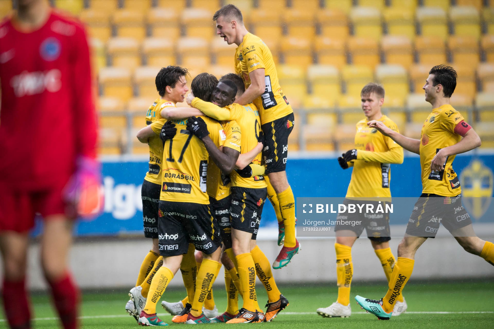 Elfsborgs Hugo Svensson (skymd i bild) har gjort 1-0 och kramas om av lagkamraterna under fotbollsmatchen i U19 slutspelet mellan Elfsborg och Täby den 22 oktober 2017 i Borås.